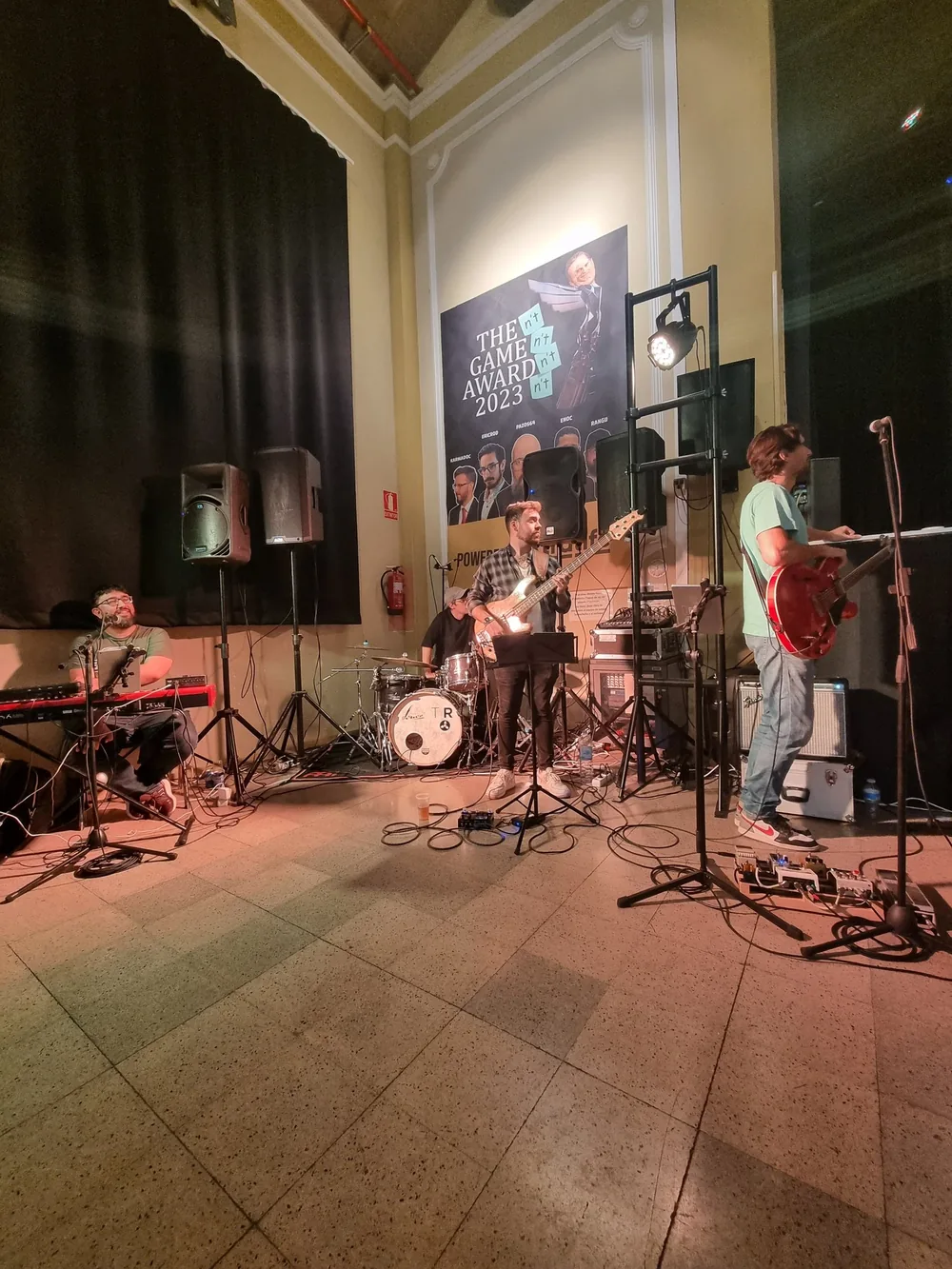La banda tocando en directo