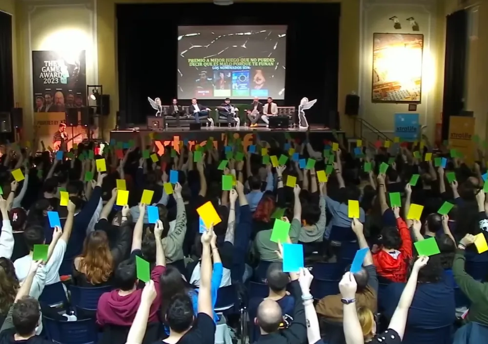 El público votando con tarjetas de colores